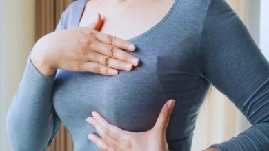 sol memede iğne batması gibi ağrı