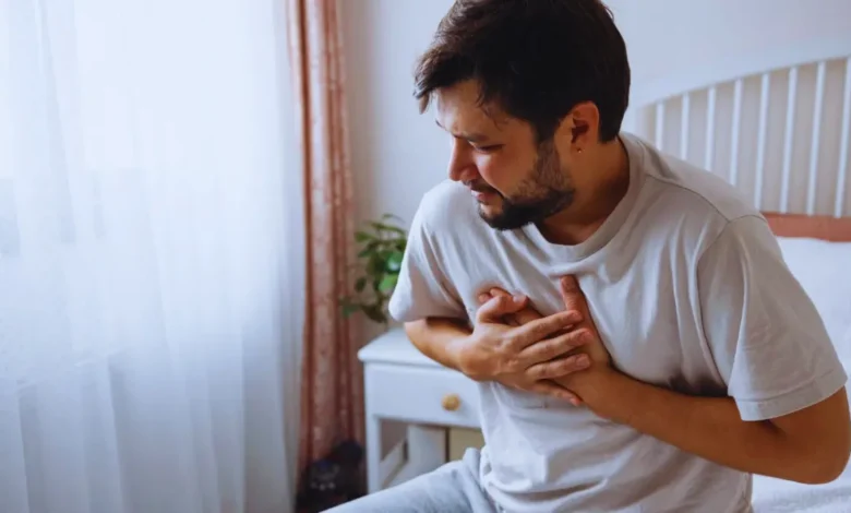 sağ göğsün altında bıçak saplanır gibi ağrı