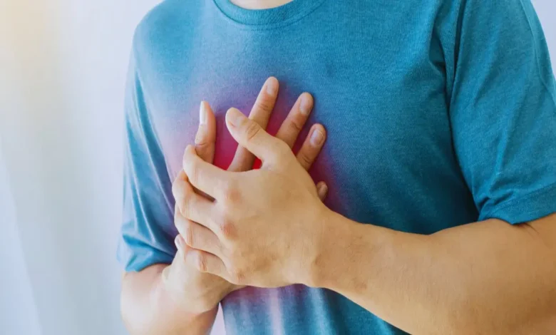 sol göğsün altında bıçak saplanır gibi ağrı