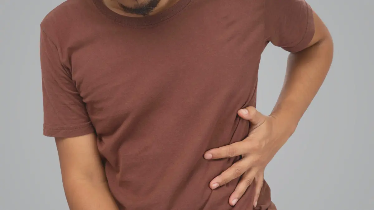 sol kaburga altında ağrı